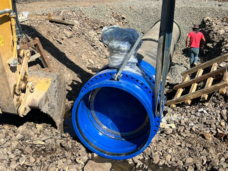 Accesorios de hierro dúctil instalados en una línea de alejamiento