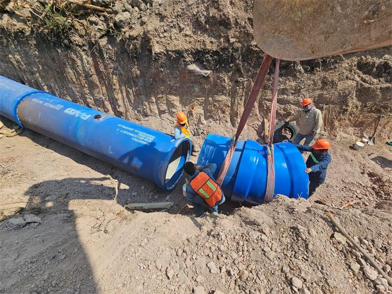 Tubería y accesorios de hierro dúctil instalados en una línea de conducción